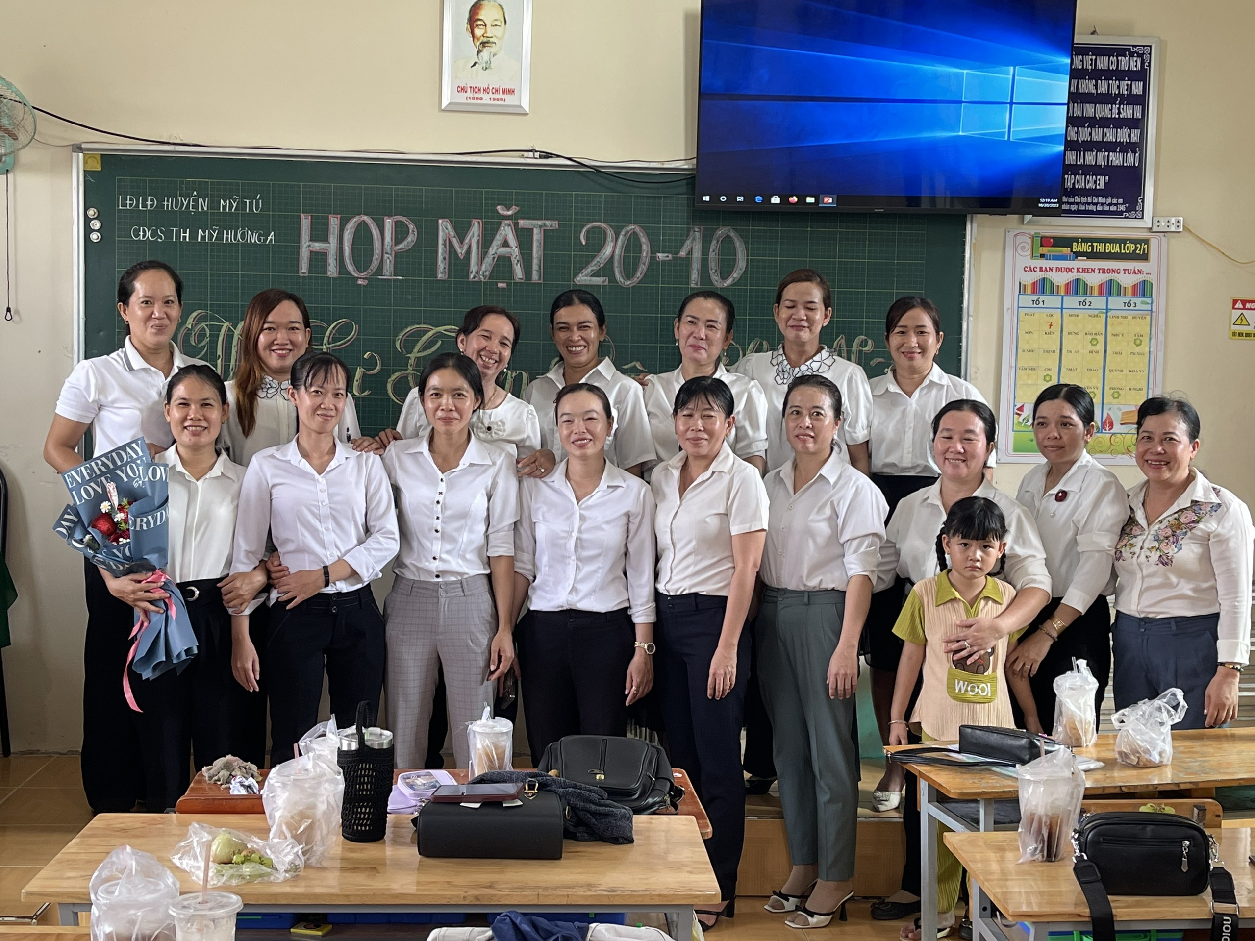 TRƯỜNG TH MỸ HƯƠNG A TỔ CHỨC HỌP MẶT CHÀO MỪNG KỶ NIỆM 93 NĂM NGÀY THÀNH LẬP HỘI LHPN VIỆT NAM (20/10/1930 - 20/10/2023 VÀ KỶ NIỆM 13 NĂM NGÀY PHỤ NỮ VIỆT NAM (20/10/2010 - 20/10/2023)