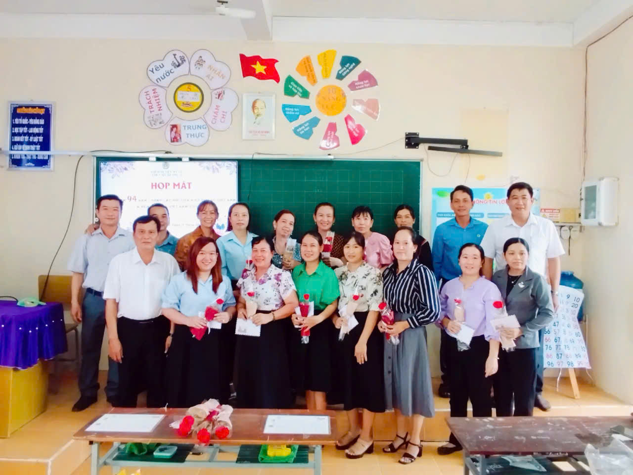 TRƯỜNG TH MỸ HƯƠNG A TỔ CHỨC HỌP MẶT 20-10