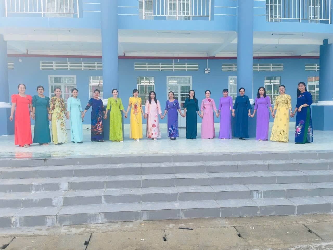 TRƯỜNG TIỂU HỌC MỸ HƯƠNG A HƯỞNG ỨNG PHONG TRÀO THAM GIA BẢO HIỂM Y TẾ 100% VÀ HOẠT ĐỘNG KỶ NIỆM 20/10