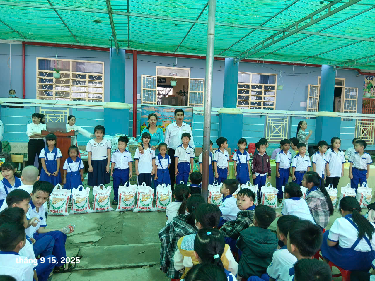 TRƯỜNG TIỂU HỌC MỸ HƯƠNG A PHỐI HỢP MẠNH THƯỜNG QUÂN TRAO GẠO VÀ QUÀ CHO HỌC SINH CÓ HOÀN CẢNH KHÓ KHĂN