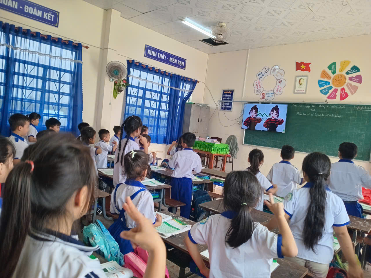 Trường Tiểu học Mỹ Hương A kiểm tra đột xuất về việc ứng dụng công nghệ thông tin trong giảng dạy