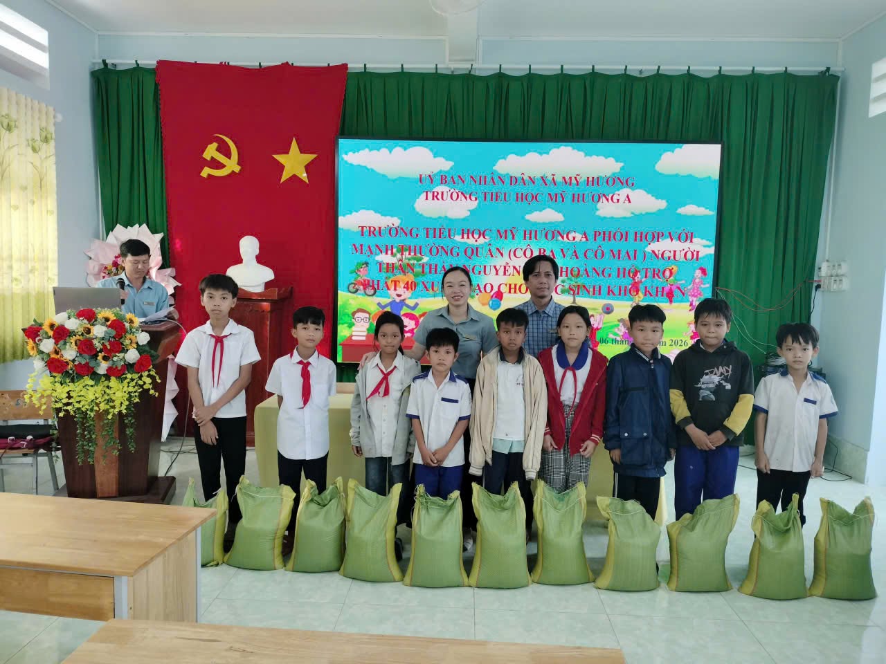 TRƯỜNG TIỂU HỌC MỸ HƯƠNG A TRAO GẠO HỖ TRỢ HỌC SINH CÓ HOÀN CẢNH KHÓ KHĂN
