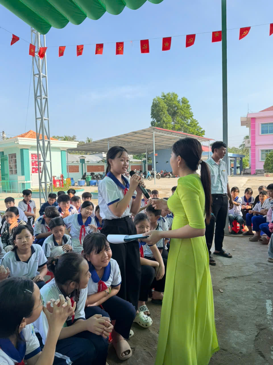 TRƯỜNG TIỂU HỌC MỸ HƯƠNG A TỔ CHỨC GIỚI THIỆU SÁCH TRONG BUỔI SINH HOẠT DƯỚI CỜ