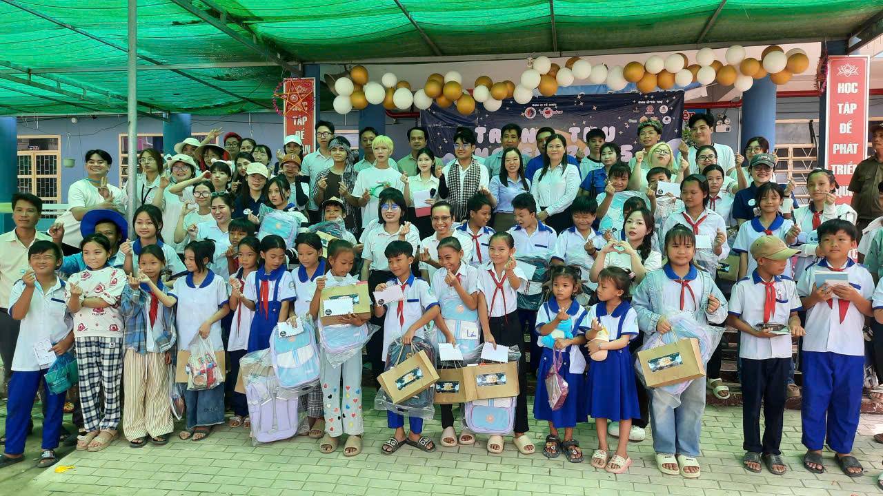 TRƯỜNG TIỂU HỌC MỸ HƯƠNG A TRUNG THU ẤM ÁP TRAO QUÀ TRI ÂN