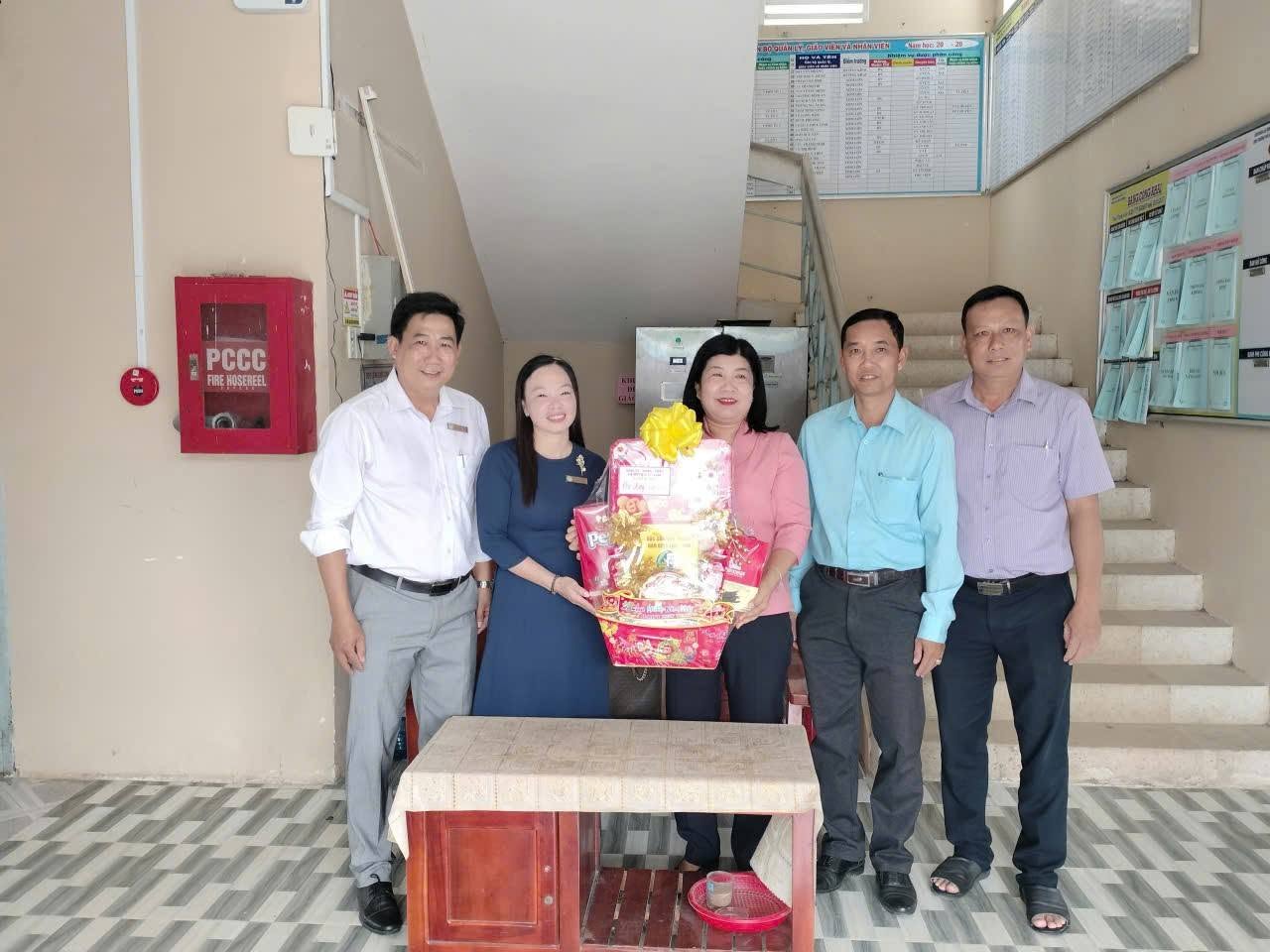 TRƯỜNG TIỂU HỌC MỸ HƯƠNG A TỔ CHỨC HOẠT ĐỘNG “VUI XUÂN – PHIÊN CHỢ YÊU THƯƠNG” ẤM ÁP, NGHĨA TÌNH