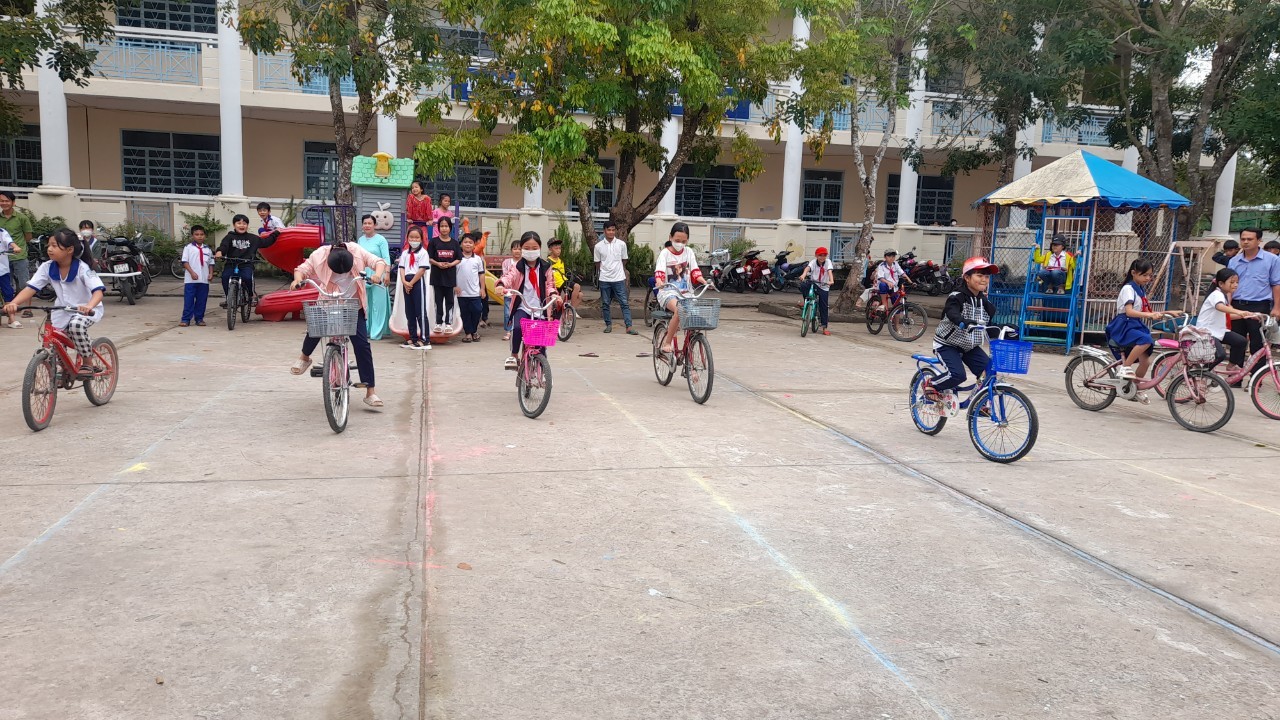 TRƯỜNG TH MỸ HƯƠNG A TỔ CHỨC CHÒ CHƠI CHO HỌC SINH